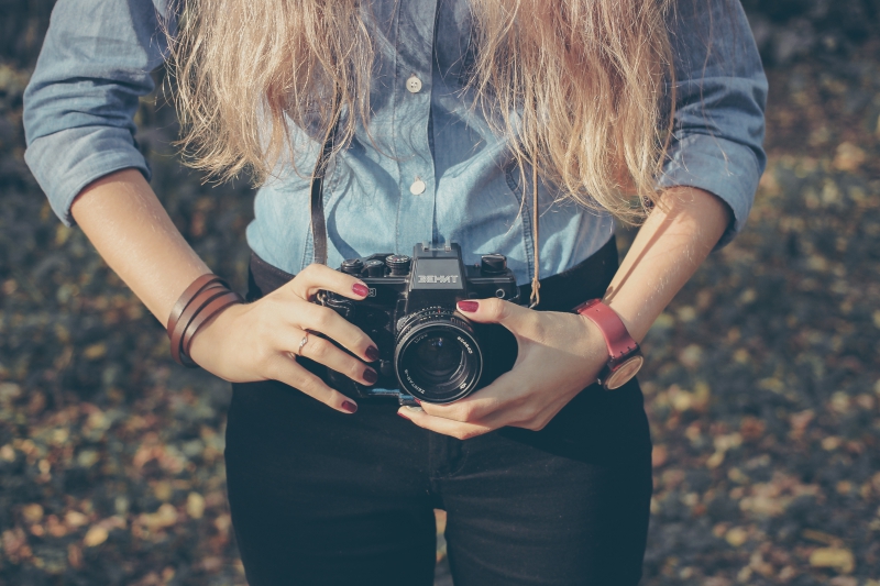 photographe-FAYENCE-min_hand-person-girl-woman-camera-photography-614-pxhere.com